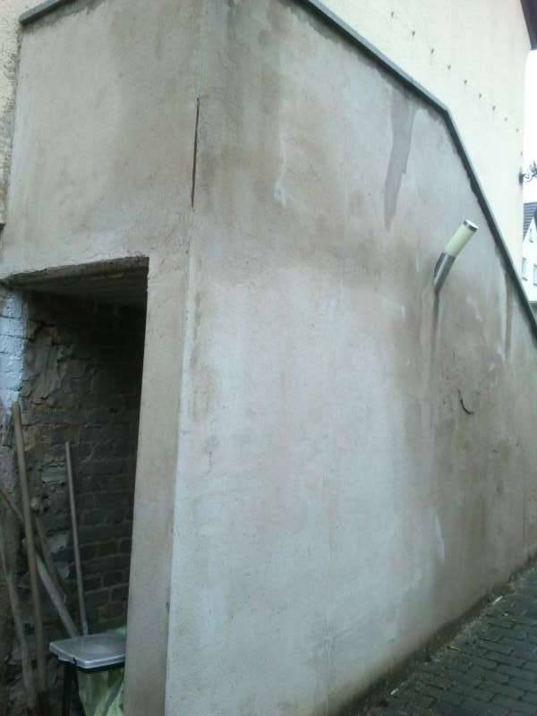 BAU.DE / BAU-Forum: 2. Bild zu Frage "Nasse Au&szlig;enwand Treppenhaus: Ursachen, Sanierung & Kosten&uuml;berblick?" im BAU-Forum "Au&szlig;enw&auml;nde und Fassaden"