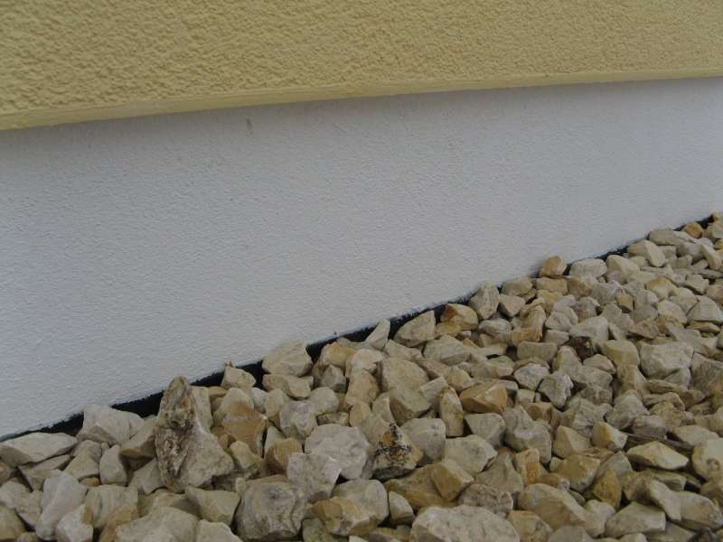 BAU.DE / BAU-Forum: 3. Bild zu Antwort "Garage: Feuchtigkeit im Innenputz &ndash; Ursachenanalyse (Fotos)" auf die Frage "Aufsteigende Feuchtigkeit in Garage: Ursachen, Erkennung & Sanierung der Au&szlig;enwand?" im BAU-Forum "Au&szlig;enw&auml;nde und Fassaden"