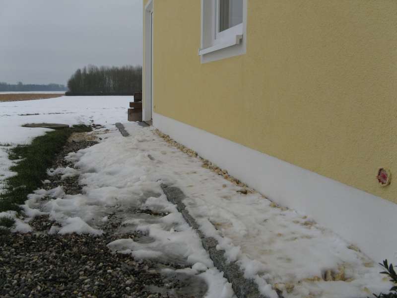 BAU.DE / BAU-Forum: 4. Bild zu Antwort "Garage: Feuchtigkeit im Innenputz &ndash; Ursachenanalyse (Fotos)" auf die Frage "Aufsteigende Feuchtigkeit in Garage: Ursachen, Erkennung & Sanierung der Au&szlig;enwand?" im BAU-Forum "Au&szlig;enw&auml;nde und Fassaden"