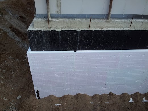 BAU.DE / BAU-Forum: 1. Bild zu Frage "Terrasse ansch&uuml;tten: Hauswand vor Feuchtigkeit sch&uuml;tzen &ndash; Kosten, Aufbau, Schutzma&szlig;nahmen?" im BAU-Forum "Au&szlig;enw&auml;nde und Fassaden"