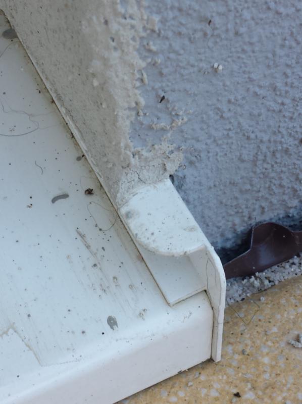 BAU.DE / BAU-Forum: 1. Bild zu Antwort "Putzrisse Fensterbleche: Fehlendes Gewebe &ndash; Ursache?" auf die Frage "Putzrisse am Neubau: Ursachen, Nachbesserungspflicht & Gew&auml;hrleistung f&uuml;r Hausputz?" im BAU-Forum "Au&szlig;enw&auml;nde und Fassaden"