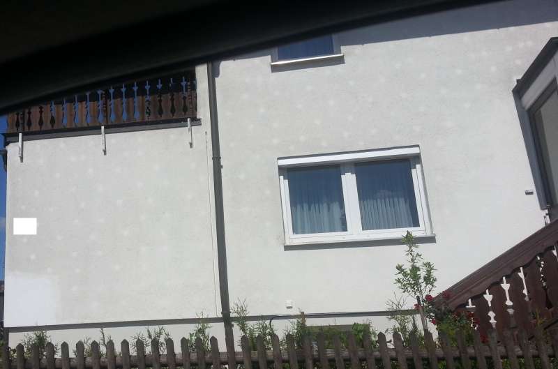 BAU.DE / BAU-Forum: 1. Bild zu Frage "WDVS Fassade: Wei&szlig;e Punkte nach Montage &ndash; Ursachen, Entfernung & Vorbeugung?" im BAU-Forum "Au&szlig;enw&auml;nde und Fassaden"