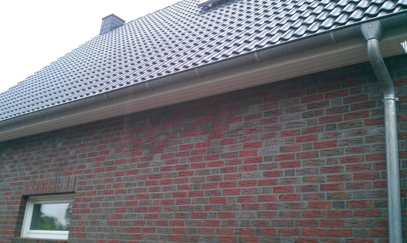 BAU.DE / BAU-Forum: 1. Bild zu Frage "Nasse Klinkerwand Neubau: Ursachen, L&ouml;sungen & Risiken bei Regen unter Solarkollektoren?" im BAU-Forum "Au&szlig;enw&auml;nde und Fassaden"