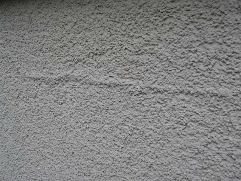 BAU.DE / BAU-Forum: 1. Bild zu Frage "Risse im Sockelputz: Ursachen, Sanierung & Kosten f&uuml;r Neubau/Altbau?" im BAU-Forum "Au&szlig;enw&auml;nde und Fassaden"