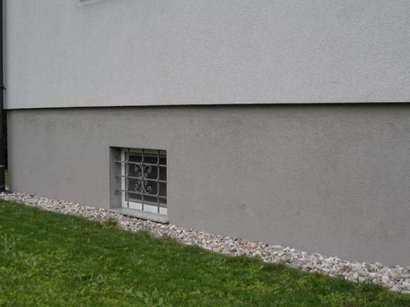 BAU.DE / BAU-Forum: 3. Bild zu Frage "Risse im Sockelputz: Ursachen, Sanierung & Kosten f&uuml;r Neubau/Altbau?" im BAU-Forum "Au&szlig;enw&auml;nde und Fassaden"