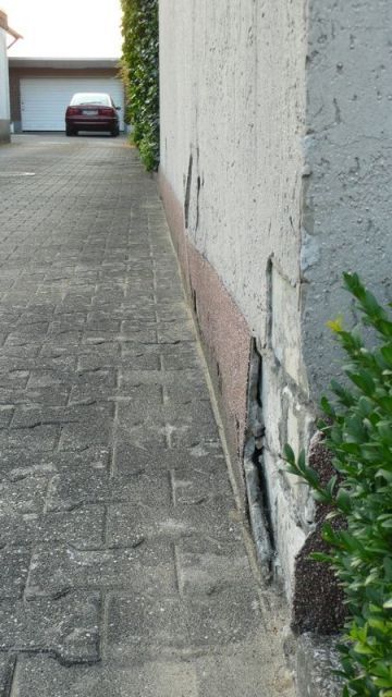 BAU.DE / BAU-Forum: 1. Bild zu Frage "Sockelputz löst sich durch Pflaster: Ursachen, Sanierung & Nachbarrecht?" im BAU-Forum "Außenwände und Fassaden" BAU.DE / BAU-Forum: 1. Bild zu Frage "Sockelputz löst sich durch Pflaster: Ursachen, Sanierung & Nachbarrecht?" im BAU-Forum "Außenwände und Fassaden"