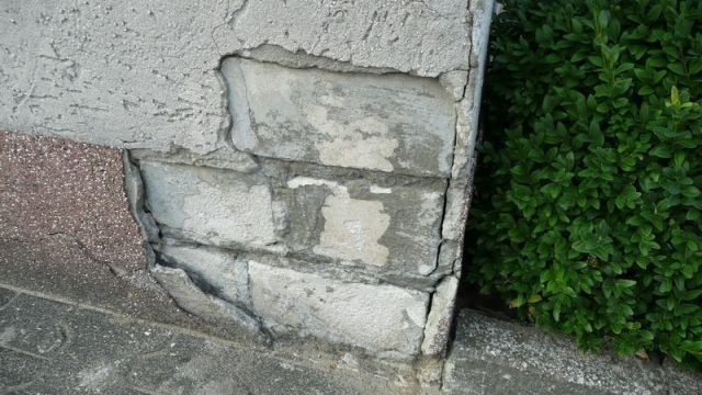 BAU.DE / BAU-Forum: 2. Bild zu Frage "Sockelputz löst sich durch Pflaster: Ursachen, Sanierung & Nachbarrecht?" im BAU-Forum "Außenwände und Fassaden" BAU.DE / BAU-Forum: 2. Bild zu Frage "Sockelputz löst sich durch Pflaster: Ursachen, Sanierung & Nachbarrecht?" im BAU-Forum "Außenwände und Fassaden"