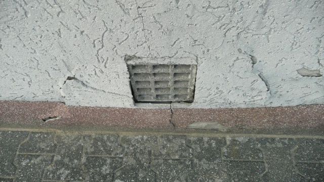 BAU.DE / BAU-Forum: 3. Bild zu Frage "Sockelputz löst sich durch Pflaster: Ursachen, Sanierung & Nachbarrecht?" im BAU-Forum "Außenwände und Fassaden" BAU.DE / BAU-Forum: 3. Bild zu Frage "Sockelputz löst sich durch Pflaster: Ursachen, Sanierung & Nachbarrecht?" im BAU-Forum "Außenwände und Fassaden"