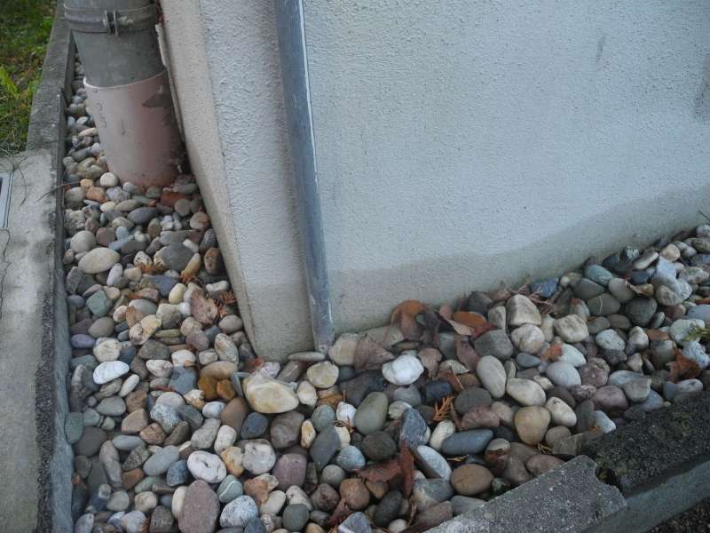 BAU.DE / BAU-Forum: 1. Bild zu Frage "Feuchte Streifen am Sockelputz: Ursachen, Gefahren & Sanierungskosten?" im BAU-Forum "Au&szlig;enw&auml;nde und Fassaden"