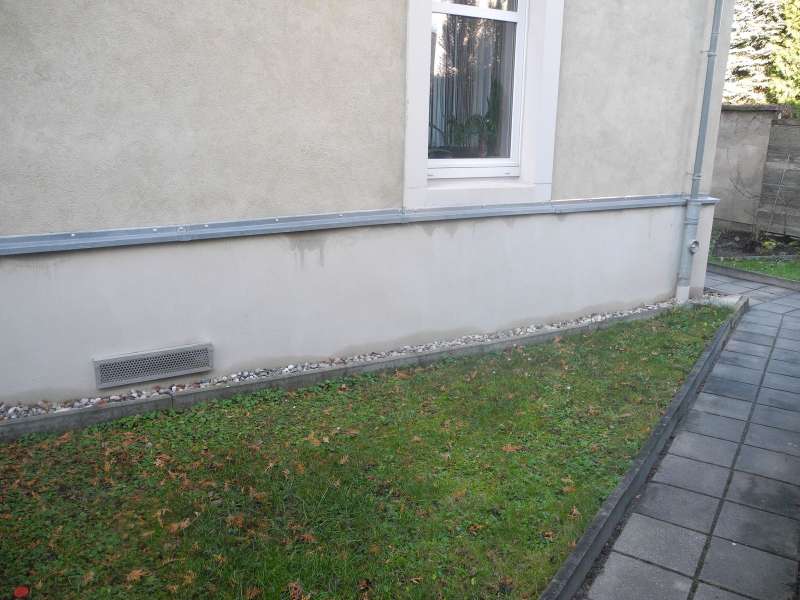 BAU.DE / BAU-Forum: 3. Bild zu Frage "Feuchte Streifen am Sockelputz: Ursachen, Gefahren & Sanierungskosten?" im BAU-Forum "Au&szlig;enw&auml;nde und Fassaden"