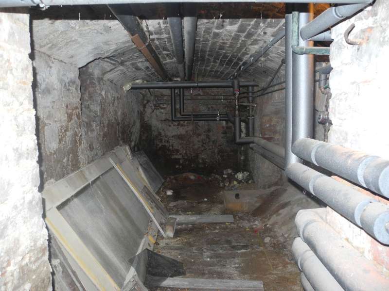 BAU.DE / BAU-Forum: 5. Bild zu Frage "Feuchte Streifen am Sockelputz: Ursachen, Gefahren & Sanierungskosten?" im BAU-Forum "Au&szlig;enw&auml;nde und Fassaden"