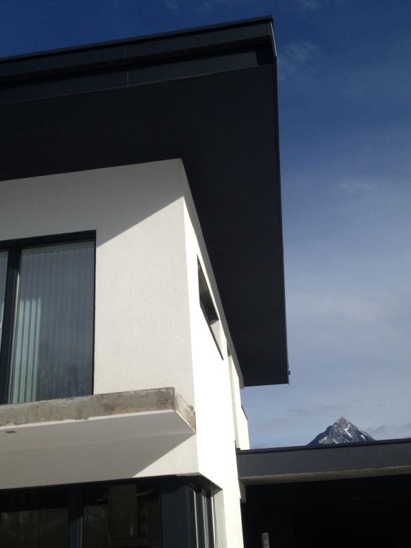 BAU.DE / BAU-Forum: 1. Bild zu Antwort "Wasserfleck Ursache: Kondenswasserbildung im Dachbereich?" auf die Frage "Wasserfleck Fassade/Dach: Ursachen, Risiken & Sofortma&szlig;nahmen zur Schadensbegrenzung?" im BAU-Forum "Au&szlig;enw&auml;nde und Fassaden"