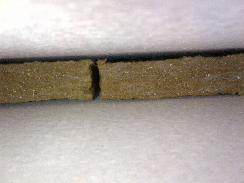 BAU.DE / BAU-Forum: 1. Bild zu Antwort "Materialinfo: Steinwolle als D&auml;mmstoff vermutet" auf die Frage "Nasse Haustrennwand-D&auml;mmung: Schimmel, Schallschutz & Probleme durch Regen?" im BAU-Forum "Au&szlig;enw&auml;nde und Fassaden"