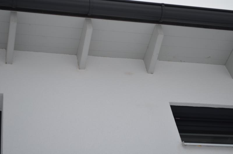 BAU.DE / BAU-Forum: 1. Bild zu Frage "Braune Flecken auf Fassade bei Sparren" im BAU-Forum "Au&szlig;enw&auml;nde und Fassaden"