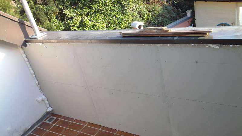 BAU.DE / BAU-Forum: 1. Bild zu Frage "Faserzementplatten auf Fliesen verputzen: Sockel abdichten & Putz-Anleitung?" im BAU-Forum "Außenwände und Fassaden" BAU.DE / BAU-Forum: 1. Bild zu Frage "Faserzementplatten auf Fliesen verputzen: Sockel abdichten & Putz-Anleitung?" im BAU-Forum "Außenwände und Fassaden"