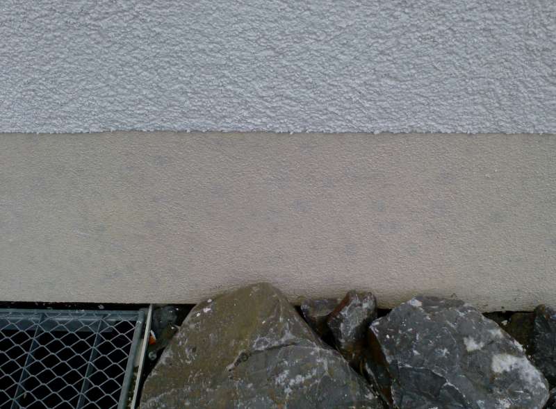 BAU.DE / BAU-Forum: 2. Bild zu Frage "Flecken vor allem an den Fenstern, Außenfassade" im BAU-Forum "Außenwände und Fassaden" BAU.DE / BAU-Forum: 2. Bild zu Frage "Flecken vor allem an den Fenstern, Außenfassade" im BAU-Forum "Außenwände und Fassaden"