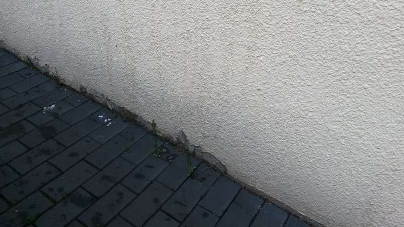 BAU.DE / BAU-Forum: 2. Bild zu Antwort "Hallo und sorry f&uuml;r die sp&auml;te..." auf die Frage "Putz am Sockel sch&uuml;tzen: &Uuml;bergang Pflaster/Erdreich abdichten &ndash; Kosten, Profile, Anleitung?" im BAU-Forum "Au&szlig;enw&auml;nde und Fassaden"