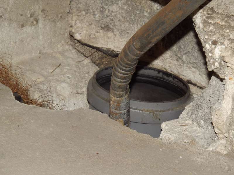 BAU.DE / BAU-Forum: 4. Bild zu Frage "Feuchtigkeitsschaden Au&szlig;enwand mit innenliegendem Fallrohr" im BAU-Forum "Au&szlig;enw&auml;nde und Fassaden"