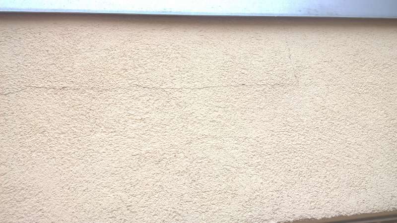 BAU.DE / BAU-Forum: 1. Bild zu Antwort "anbei das Foto" auf die Frage "Riss im Au&szlig;enputz &uuml;ber Garagentorsturz: Ursachen, Reparatur & Statik-Check?" im BAU-Forum "Au&szlig;enw&auml;nde und Fassaden"