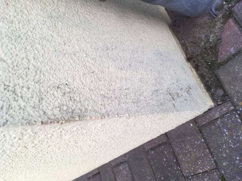 BAU.DE / BAU-Forum: 1. Bild zu Frage "Ablagerung im Putz, pr&ouml;selnder Putz oberhalb Sockel &nbsp;-&nbsp; Beratung Hauskauf" im BAU-Forum "Au&szlig;enw&auml;nde und Fassaden"