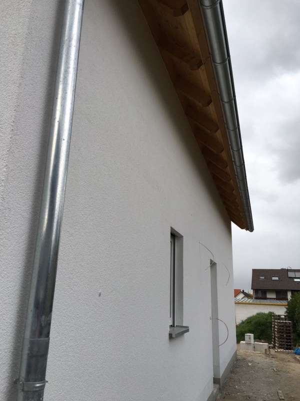 BAU.DE / BAU-Forum: 4. Bild zu Frage "Schlecht ausgef&uuml;hrte Au&szlig;enputzarbeiten" im BAU-Forum "Au&szlig;enw&auml;nde und Fassaden"