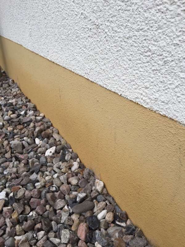 BAU.DE / BAU-Forum: 3. Bild zu Frage "Aufsteigende Feuchtigkeit in Putzfassade: Ursachen, Sanierung & Kosten?" im BAU-Forum "Außenwände und Fassaden" BAU.DE / BAU-Forum: 3. Bild zu Frage "Aufsteigende Feuchtigkeit in Putzfassade: Ursachen, Sanierung & Kosten?" im BAU-Forum "Außenwände und Fassaden"