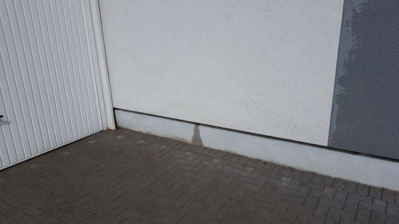 BAU.DE / BAU-Forum: 1. Bild zu Frage "Nasse Fassade, Rinnsal am Kellersockel, Putz zieht Wasser?" im BAU-Forum "Au&szlig;enw&auml;nde und Fassaden"