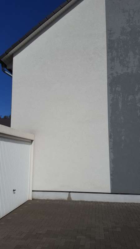 BAU.DE / BAU-Forum: 3. Bild zu Frage "Nasse Fassade, Rinnsal am Kellersockel, Putz zieht Wasser?" im BAU-Forum "Au&szlig;enw&auml;nde und Fassaden"