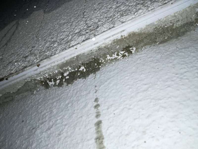 BAU.DE / BAU-Forum: 2. Bild zu Antwort "Guten morgen zusammen, als es stehen keinerlei..." auf die Frage "Nasse Fassade & Rinnsal am Kellersockel: Ursachen, Sanierung & Kosten?" im BAU-Forum "Au&szlig;enw&auml;nde und Fassaden"