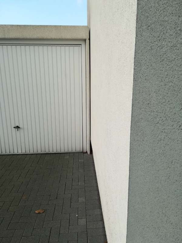 BAU.DE / BAU-Forum: 1. Bild zu Antwort "Hallo und vielen Dank, die Garage wurde..." auf die Frage "Nasse Fassade & Rinnsal am Kellersockel: Ursachen, Sanierung & Kosten?" im BAU-Forum "Au&szlig;enw&auml;nde und Fassaden"