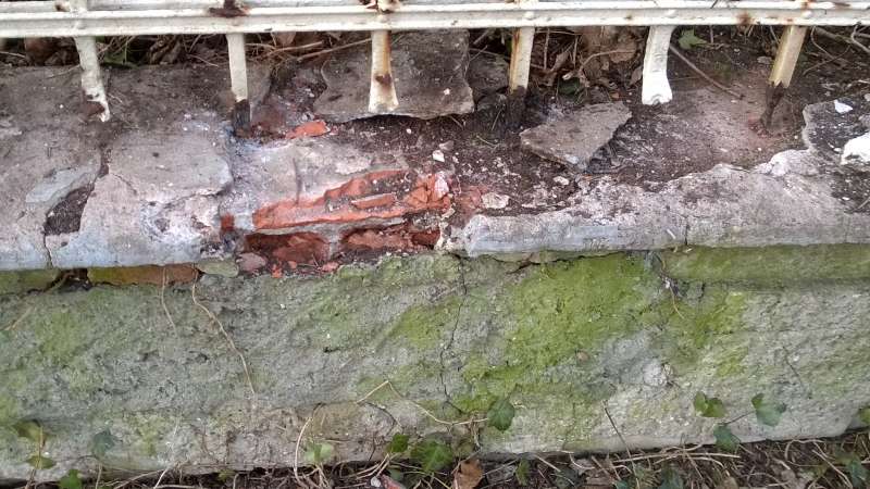 BAU.DE / BAU-Forum: 3. Bild zu Antwort "Zustand der Mauerkrone" auf die Frage "Mauerkrone Putz reparieren: Anleitung, Kosten & Materialien f&uuml;r Ziegelmauer?" im BAU-Forum "Au&szlig;enw&auml;nde und Fassaden"