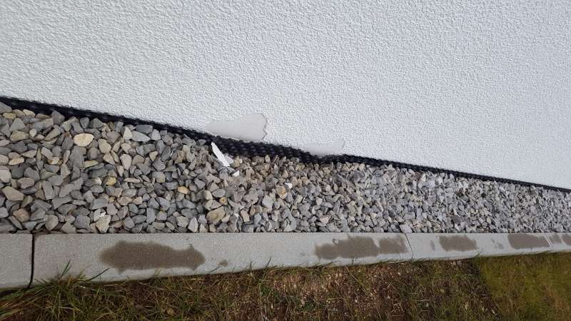 BAU.DE / BAU-Forum: 1. Bild zu Frage "WDVS Sockelputz Neubau: Abplatzungen Wetterseite &ndash; Ursachen, Sanierung & Kosten?" im BAU-Forum "Au&szlig;enw&auml;nde und Fassaden"