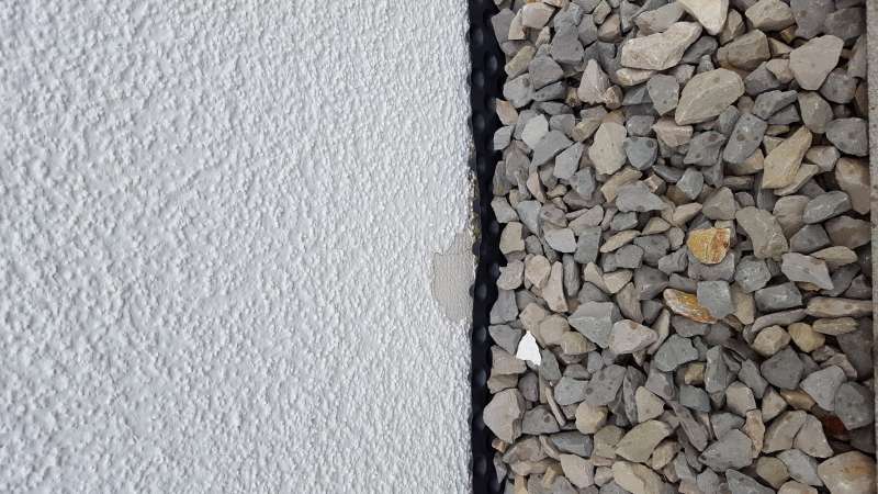 BAU.DE / BAU-Forum: 2. Bild zu Frage "WDVS Sockelputz Neubau: Abplatzungen Wetterseite &ndash; Ursachen, Sanierung & Kosten?" im BAU-Forum "Au&szlig;enw&auml;nde und Fassaden"