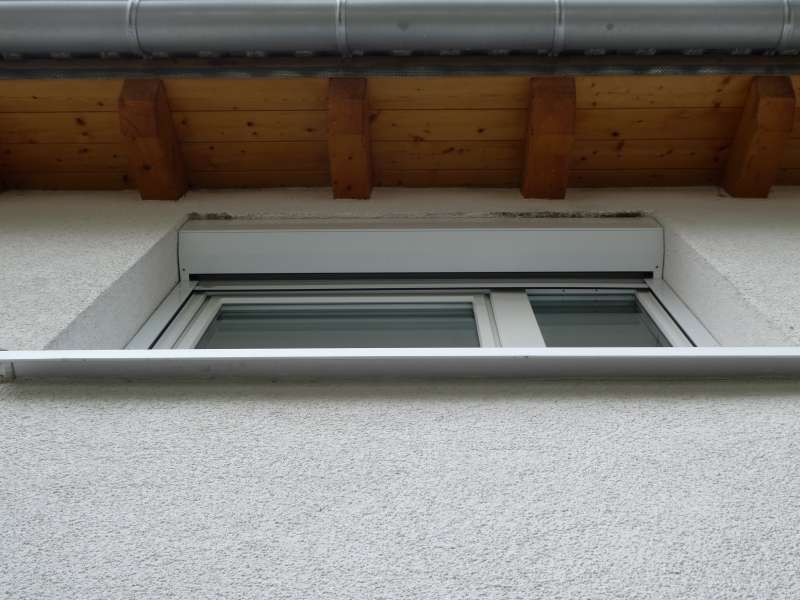 BAU.DE / BAU-Forum: 1. Bild zu Frage "Schimmel au&szlig;en zwischen Rollladenkasten und Au&szlig;enputz &nbsp;-&nbsp; Wie am besten entfernen?" im BAU-Forum "Au&szlig;enw&auml;nde und Fassaden"