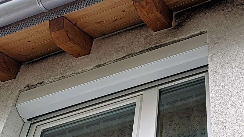 BAU.DE / BAU-Forum: 2. Bild zu Antwort "Schimmel Au&szlig;enwand entfernen und Neubildung verhindern: Welche Art von Anstrich bzw. Farbe f&uuml;r den Au&szlig;enputz verwenden?" auf die Frage "Schimmel am Rollladenkasten entfernen: Ursachen, Risiken & Sanierungskosten?" im BAU-Forum "Au&szlig;enw&auml;nde und Fassaden"