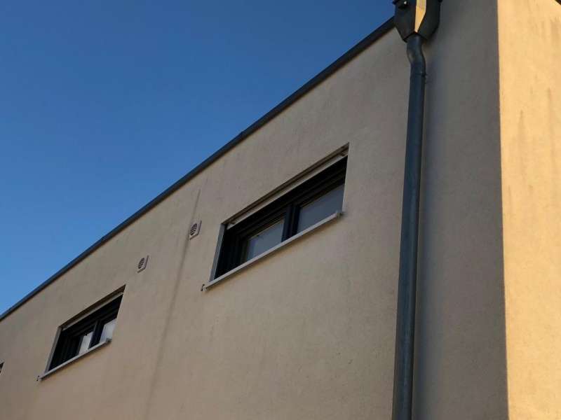 BAU.DE / BAU-Forum: 2. Bild zu Frage "Au&szlig;enfassade fleckig" im BAU-Forum "Au&szlig;enw&auml;nde und Fassaden"