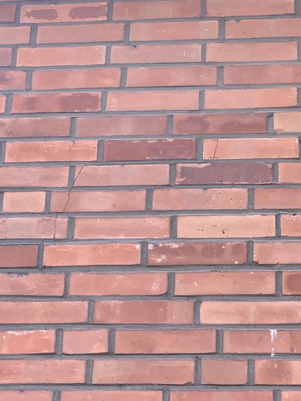 BAU.DE / BAU-Forum: 3. Bild zu Frage "Riss in Klinkerfassade &nbsp;-&nbsp; Schlimm?" im BAU-Forum "Au&szlig;enw&auml;nde und Fassaden"