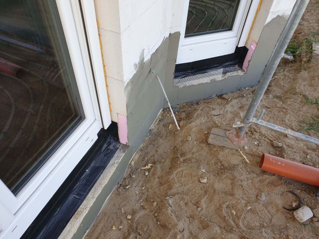 BAU.DE / BAU-Forum: 2. Bild zu Frage "Sockelabdichtung, Anschluss an horizontale Abdichtung / Ausf&uuml;hrung" im BAU-Forum "Au&szlig;enw&auml;nde und Fassaden"