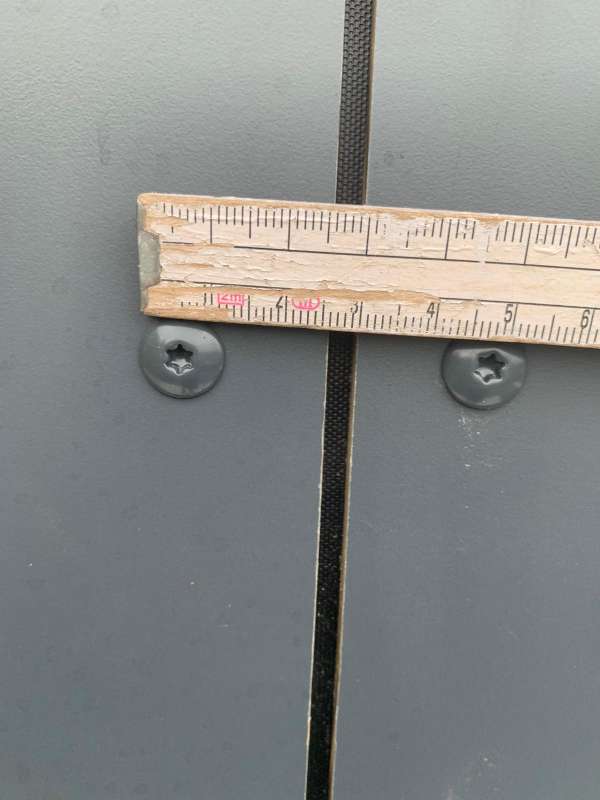 BAU.DE / BAU-Forum: 2. Bild zu Frage "HPL-Fassadenplatten zeigen mittig und um die Schraubl&ouml;cher Dellen" im BAU-Forum "Au&szlig;enw&auml;nde und Fassaden"