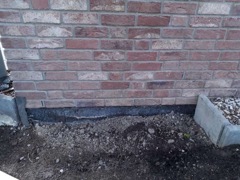 BAU.DE / BAU-Forum: 1. Bild zu Frage "Steinstreifen / Spritzschutz &uuml;ber Fugenl&uuml;fter im Klinker" im BAU-Forum "Au&szlig;enw&auml;nde und Fassaden"