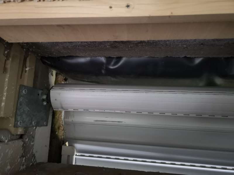 BAU.DE / BAU-Forum: 1. Bild zu Frage "Sperrschicht in Rollladenkasten abgesackt" im BAU-Forum "Au&szlig;enw&auml;nde und Fassaden"