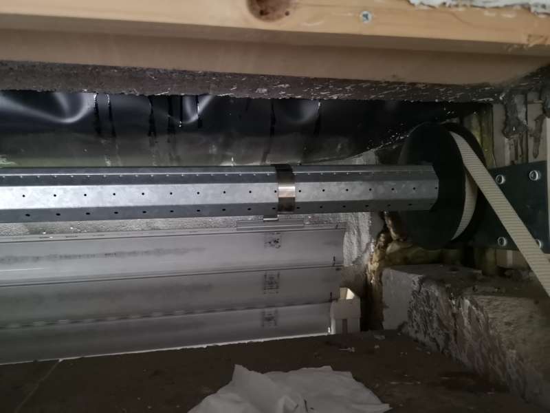 BAU.DE / BAU-Forum: 2. Bild zu Frage "Sperrschicht in Rollladenkasten abgesackt" im BAU-Forum "Au&szlig;enw&auml;nde und Fassaden"