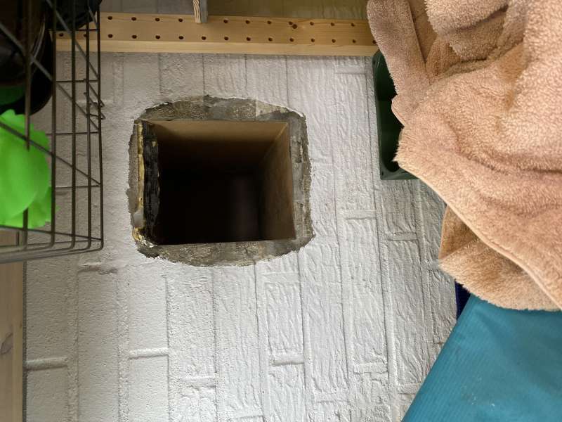 BAU.DE / BAU-Forum: 1. Bild zu Frage "Katzenklappe im Au&szlig;enmauerwerk schlie&szlig;en" im BAU-Forum "Au&szlig;enw&auml;nde und Fassaden"