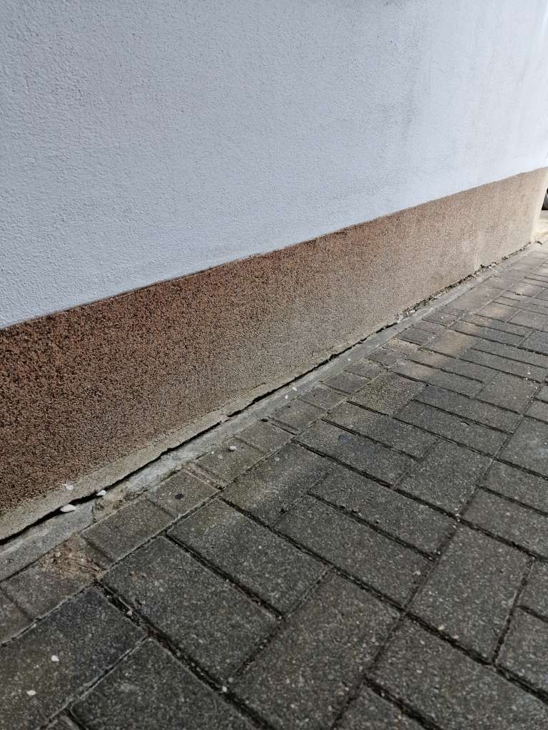 BAU.DE / BAU-Forum: 1. Bild zu Frage "Risse am Garagensockel, womit füllen?" im BAU-Forum "Außenwände und Fassaden" BAU.DE / BAU-Forum: 1. Bild zu Frage "Risse am Garagensockel, womit füllen?" im BAU-Forum "Außenwände und Fassaden"