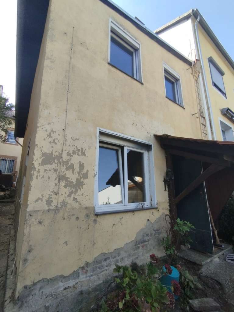 BAU.DE / BAU-Forum: 2. Bild zu Frage "Haus dämmen: Sandender Putz – Ursachen, Sanierung & Vorgehensweise?" im BAU-Forum "Außenwände und Fassaden" BAU.DE / BAU-Forum: 2. Bild zu Frage "Haus dämmen: Sandender Putz – Ursachen, Sanierung & Vorgehensweise?" im BAU-Forum "Außenwände und Fassaden"