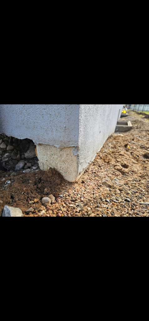 BAU.DE / BAU-Forum: 4. Bild zu Frage "WDVS Ausführung prüfen: Lichtschacht-Anschluss, Perimeterdämmung & Risiken?" im BAU-Forum "Außenwände und Fassaden" BAU.DE / BAU-Forum: 4. Bild zu Frage "WDVS Ausführung prüfen: Lichtschacht-Anschluss, Perimeterdämmung & Risiken?" im BAU-Forum "Außenwände und Fassaden"