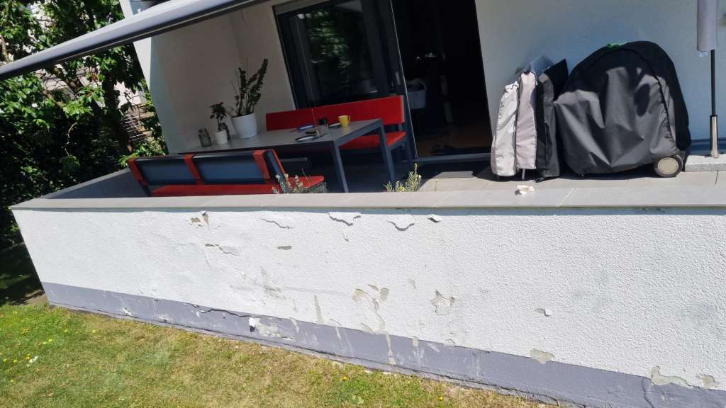 BAU.DE / BAU-Forum: 1. Bild zu Frage "Fassadenplatten als Alternative für bröckelnden Putz an Terrassenbrüstung?" im BAU-Forum "Außenwände und Fassaden" BAU.DE / BAU-Forum: 1. Bild zu Frage "Fassadenplatten als Alternative für bröckelnden Putz an Terrassenbrüstung?" im BAU-Forum "Außenwände und Fassaden"