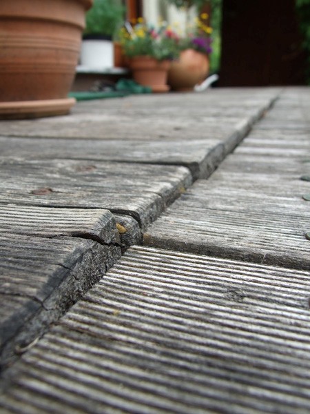 BAU.DE / BAU-Forum: 1. Bild zu Frage "Holzterrasse, Ober- und Unterkonstruktion sind total verzogen..." im BAU-Forum "Balkon und Terrasse" BAU.DE / BAU-Forum: 1. Bild zu Frage "Holzterrasse, Ober- und Unterkonstruktion sind total verzogen..." im BAU-Forum "Balkon und Terrasse"