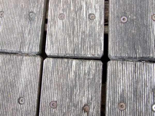 BAU.DE / BAU-Forum: 3. Bild zu Frage "Holzterrasse, Ober- und Unterkonstruktion sind total verzogen..." im BAU-Forum "Balkon und Terrasse" BAU.DE / BAU-Forum: 3. Bild zu Frage "Holzterrasse, Ober- und Unterkonstruktion sind total verzogen..." im BAU-Forum "Balkon und Terrasse"