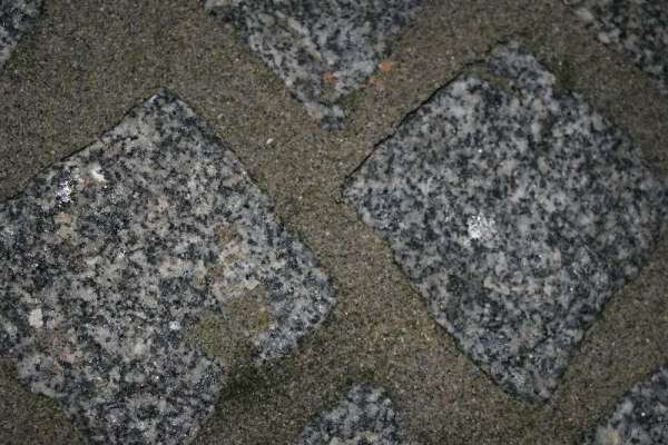 BAU.DE / BAU-Forum: 1. Bild zu Antwort "Foto und mehr Infos" auf die Frage "Granitpflaster Einfahrt: Warum reißen Fugen? Ursachen, Reparatur & Kosten" im BAU-Forum "Balkon und Terrasse" BAU.DE / BAU-Forum: 1. Bild zu Antwort "Foto und mehr Infos" auf die Frage "Granitpflaster Einfahrt: Warum reißen Fugen? Ursachen, Reparatur & Kosten" im BAU-Forum "Balkon und Terrasse"